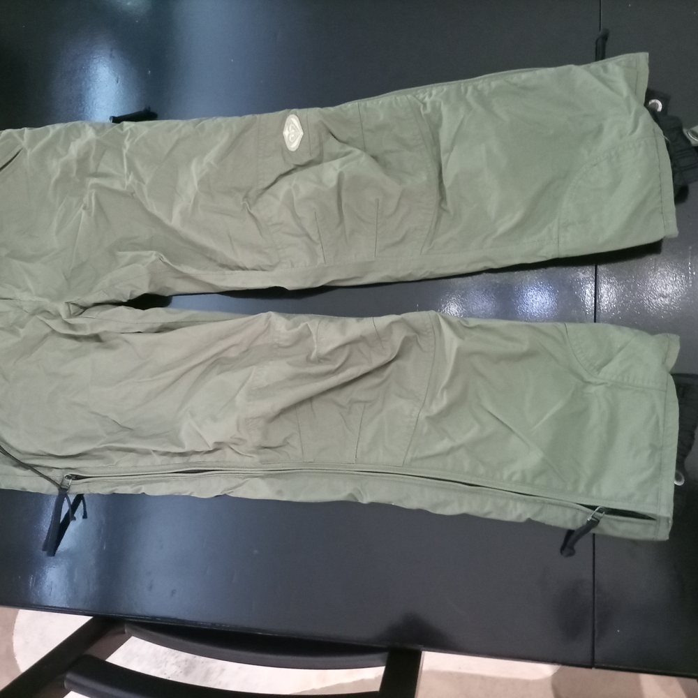Roxy Women's S Winter Cargo Pants in Olive. Snowboard Or Ski